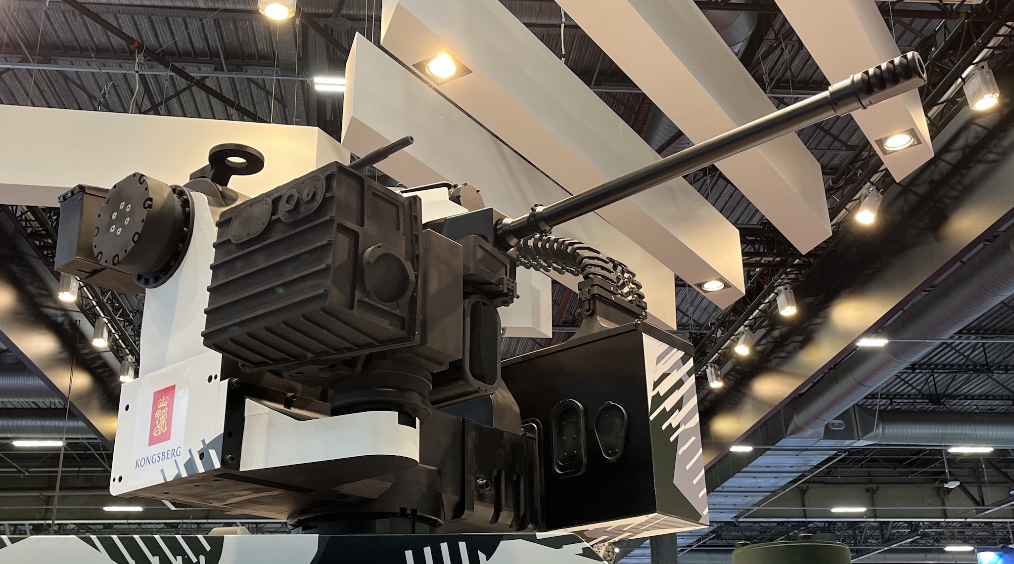 Auf der Eurosatory in Paris war eine eine fernbedienbare Waffenstation von Kongsberg auf dem Fahrzeug montiert.