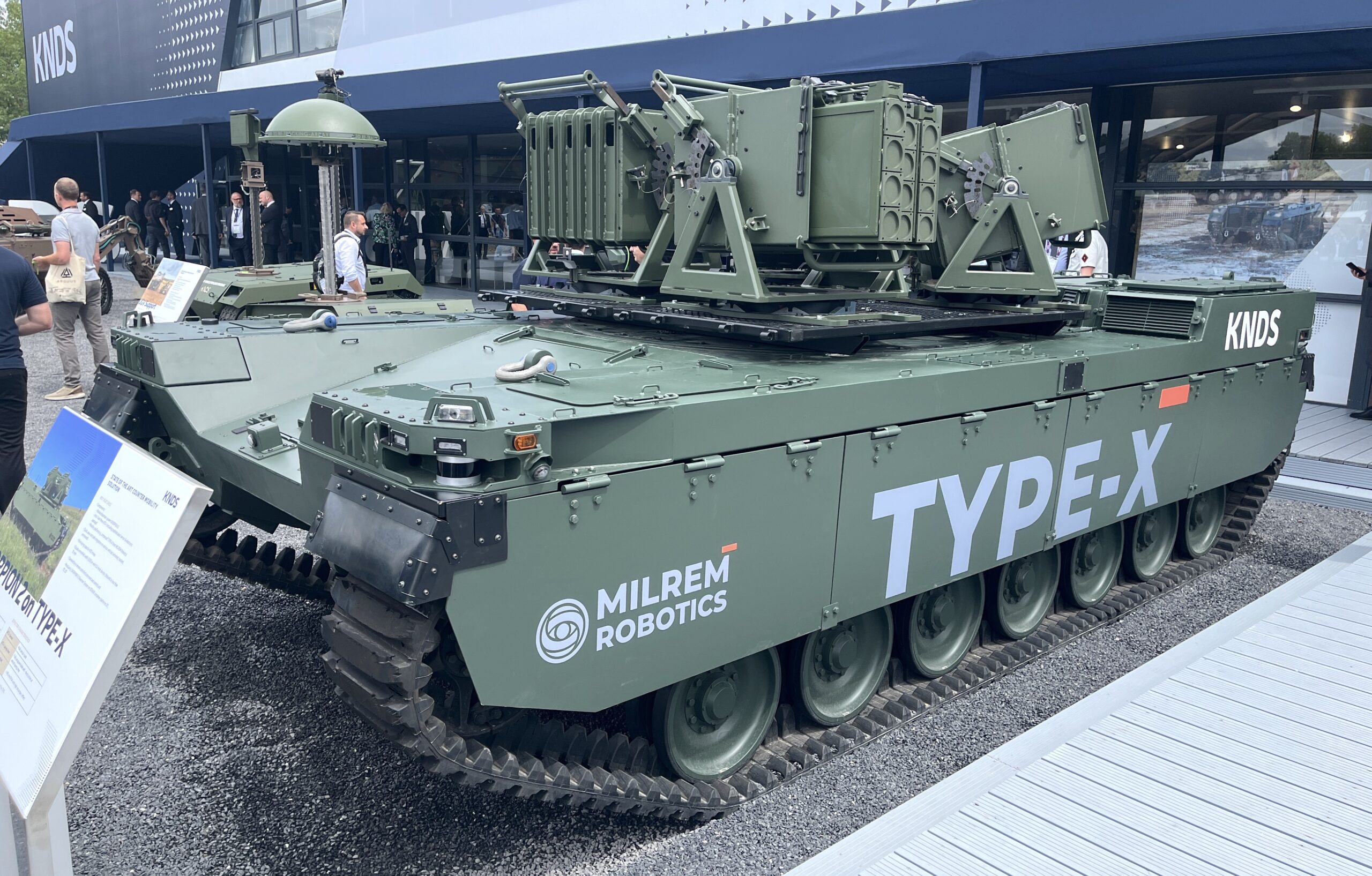 Das Fahrzeiug unter dem Auswurfsystem von DND ist das KNDS UGV Type-X mit Fahrgestell von Milrem Robotics.