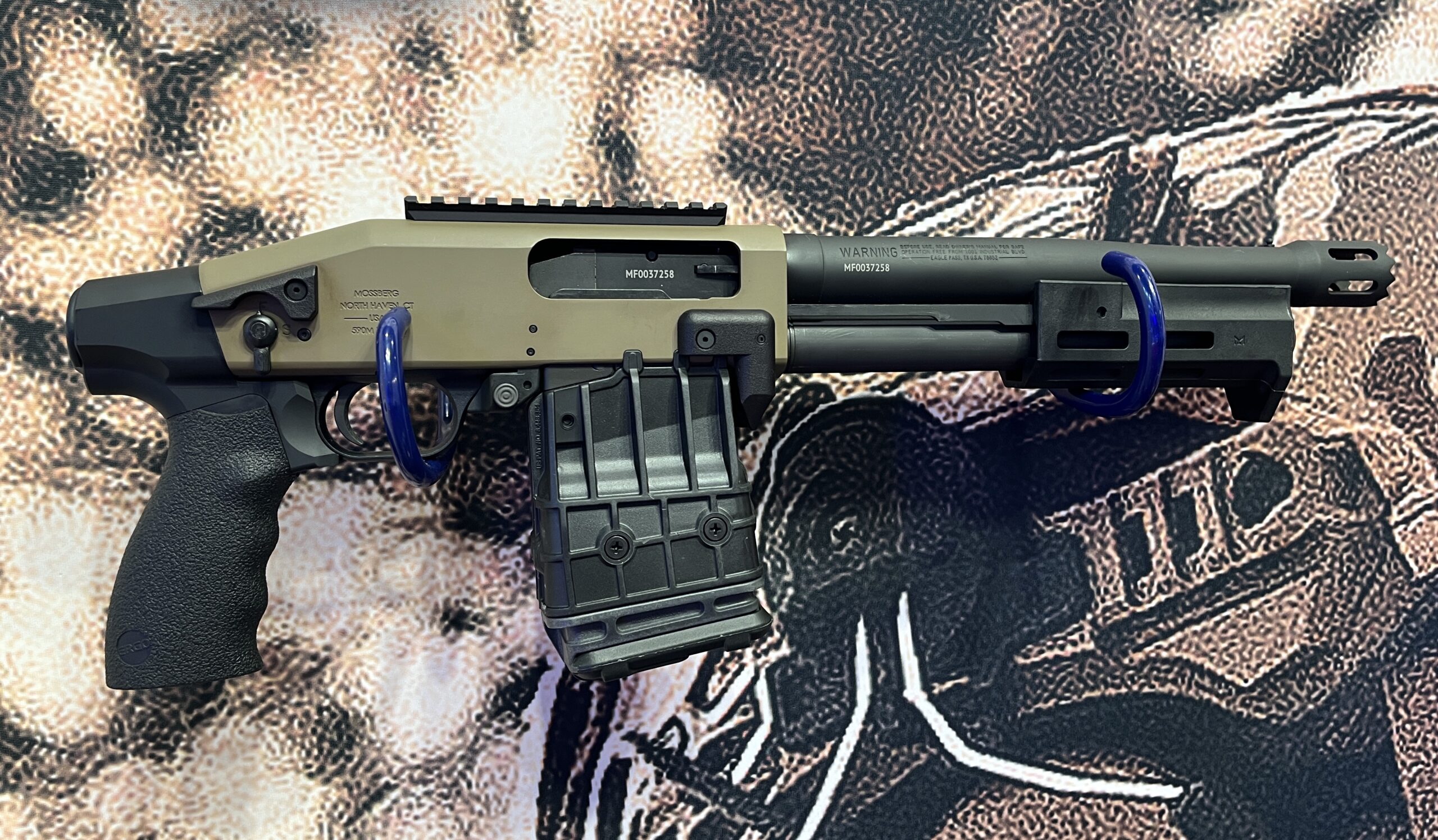 Die BREACHER-Schrotflinte von Mossberg.