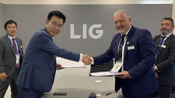 Die Absichtserklärung zwischen LIG Nex1 und Diehl Defence wurde von Gunhyuk Lee (Mitte links), LIG Nex1 Executive Vice President, und Albert Zuzej, Diehl Defence SVP Business Unit Air Force Systems (Mitte rechts) zum Thema IRIS-T