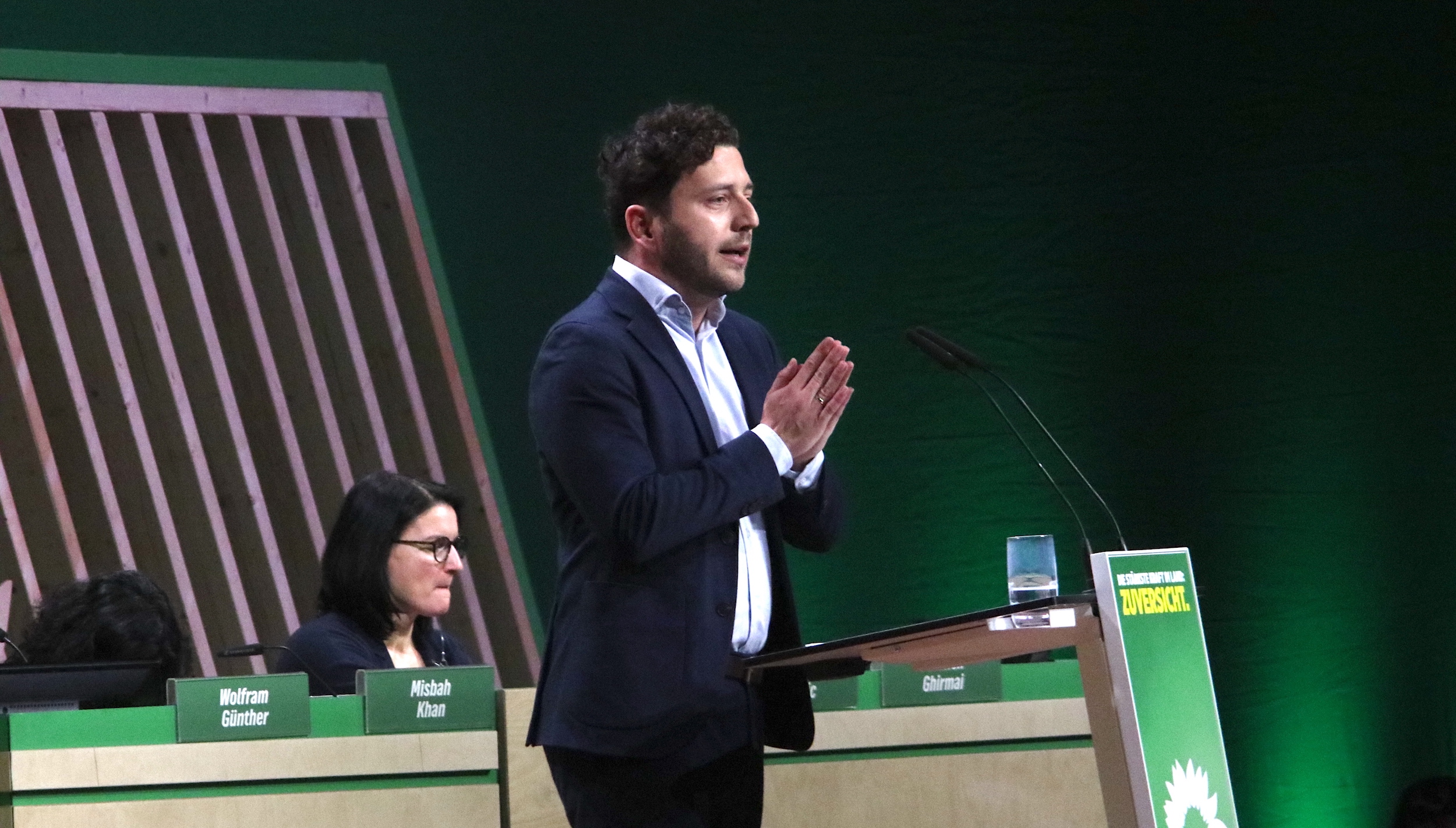 Felix Banaszak, Bundesvorsitzender der Partei, rief Friedrich Merz dazu auf, wieder auf den demokratischen Pfad zurückzukehren.