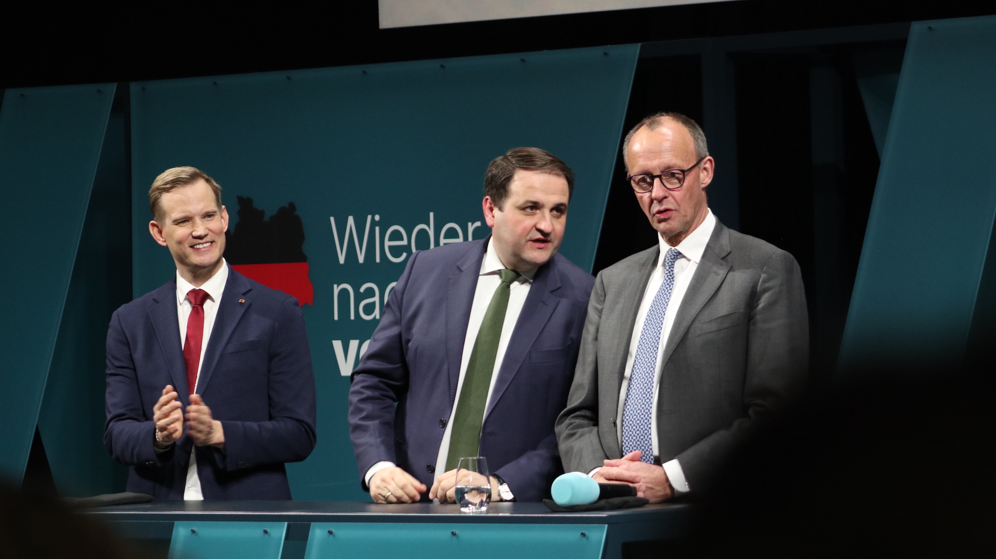 Mit auf der Bühne in Bonn (v.l.n.r.): CDU-Bundestagskanidat für Bonn, Prof. Dr. Henrik Streeck, Chef der Staatskanzlei NRW Nathanael Liminski und Unions-Kanzlerkandidat Friedrich Merz.