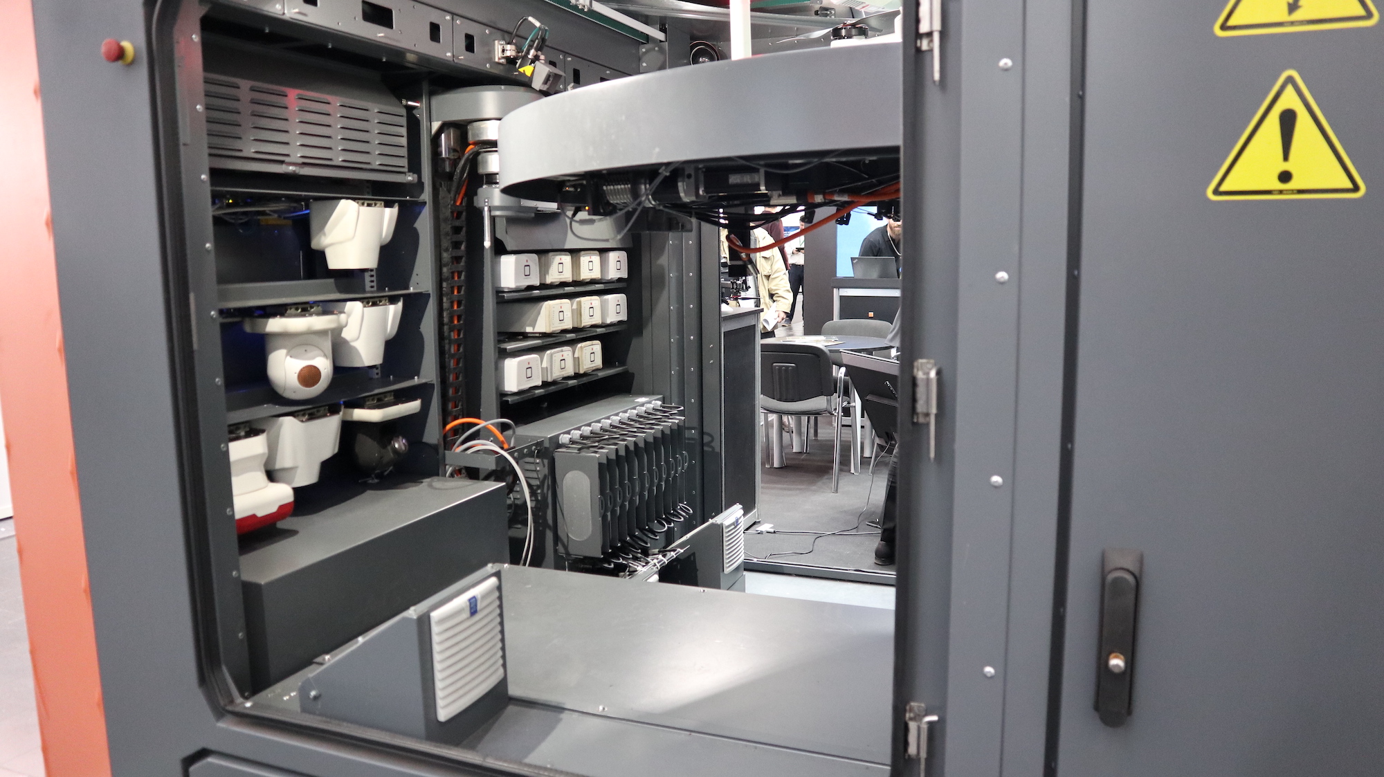 Im Inneren können bis zu 11 Batterien und 9 Payloads gelagert und von einem Roboterarm ausgetauscht werden.