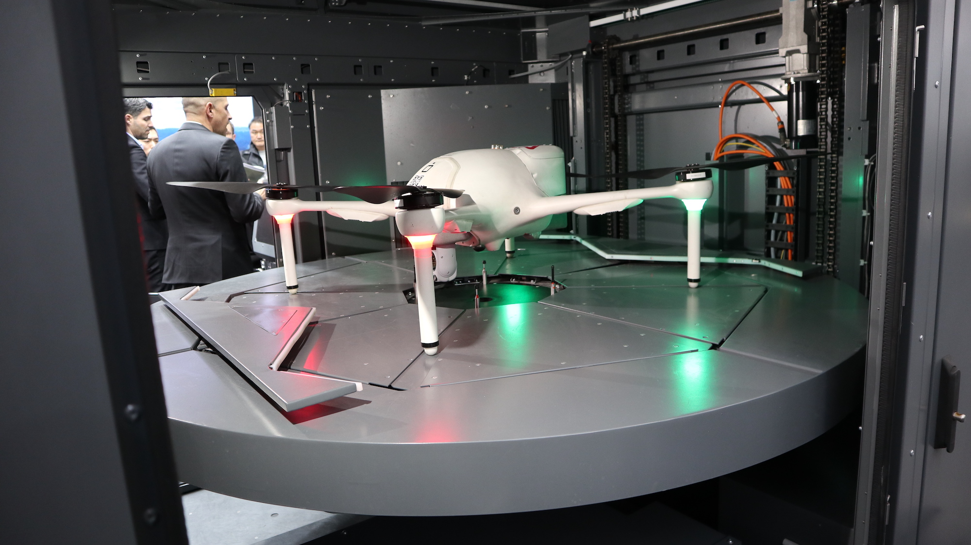 Auf einer Hebebühne kann die Optimus Drone V1-EX in der Basisstation beladen werden.