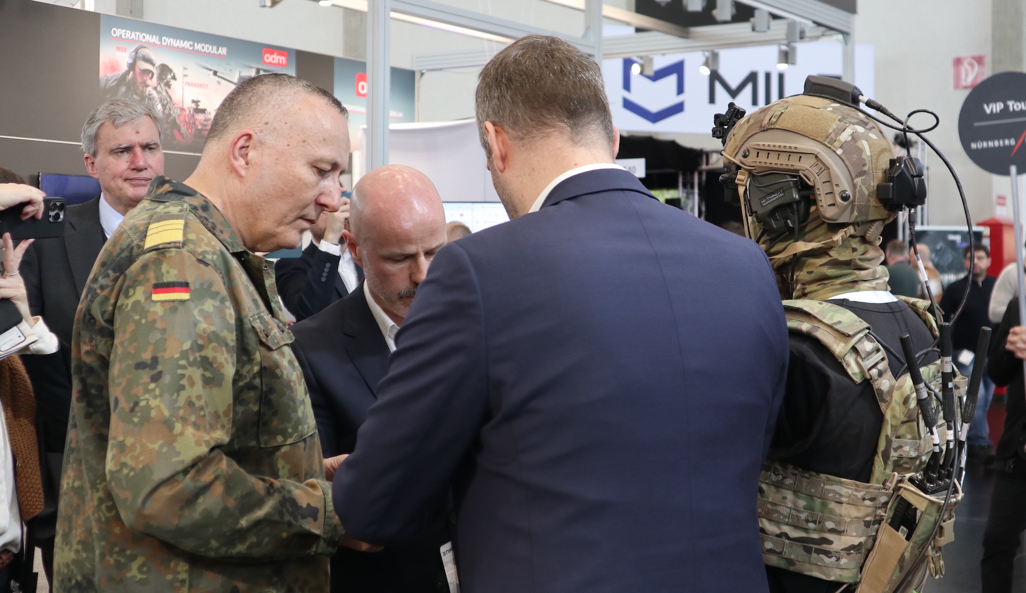 Abteilungsleiter Rüstung im Bundesministerium der Verteidigung, Vizeadmiral Stawitzki, besuchte die Enforce Tac 2025.