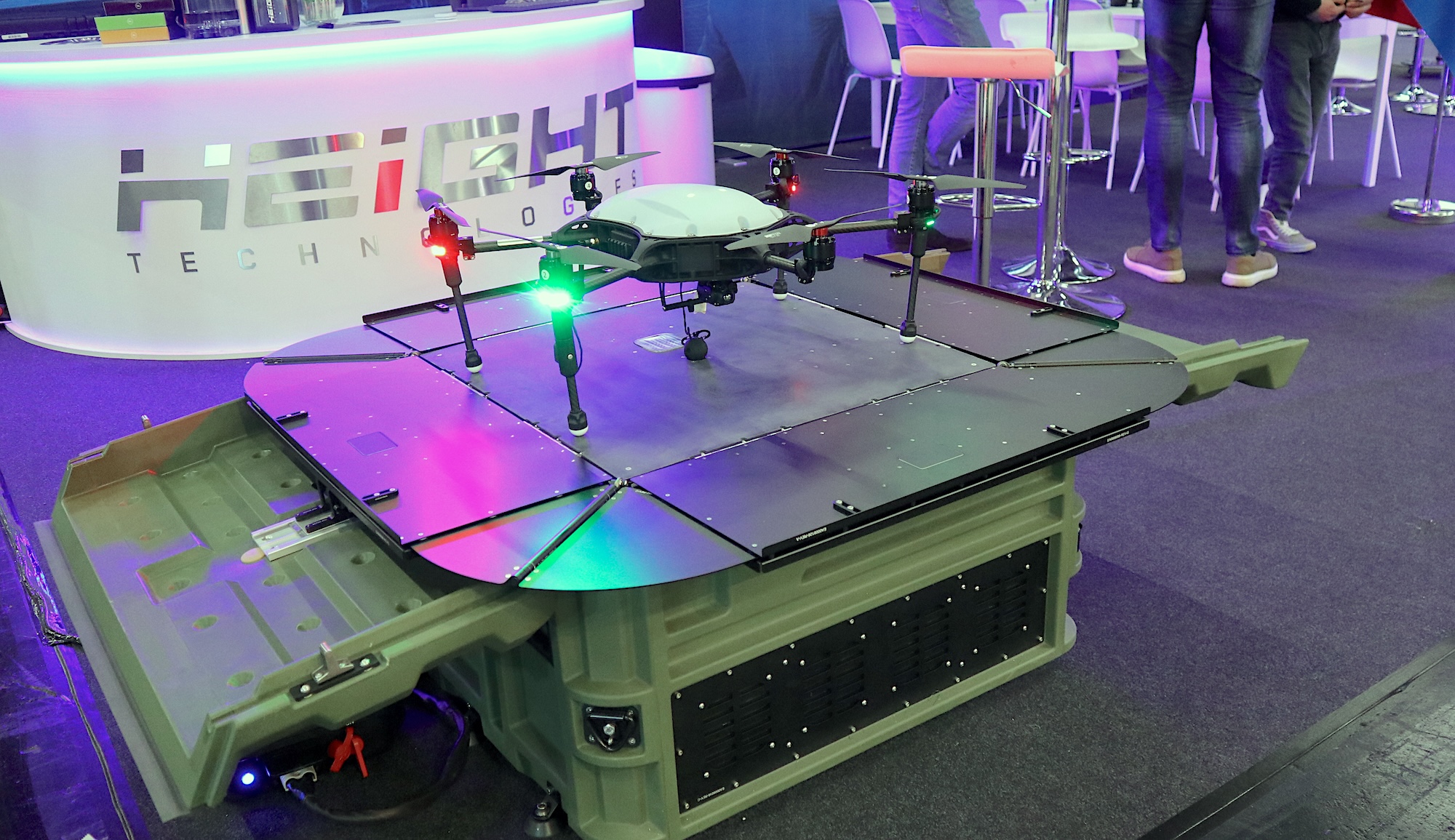 EZ Site Tethered ist eine kabelgebundene Drohne in einer Box. Die Drohne fliegt hoch und wird vom Boden aus mit Strom versorgt. So ist sie praktisch unbegrenzt für Überwachungsaufgaben einsetzbar.