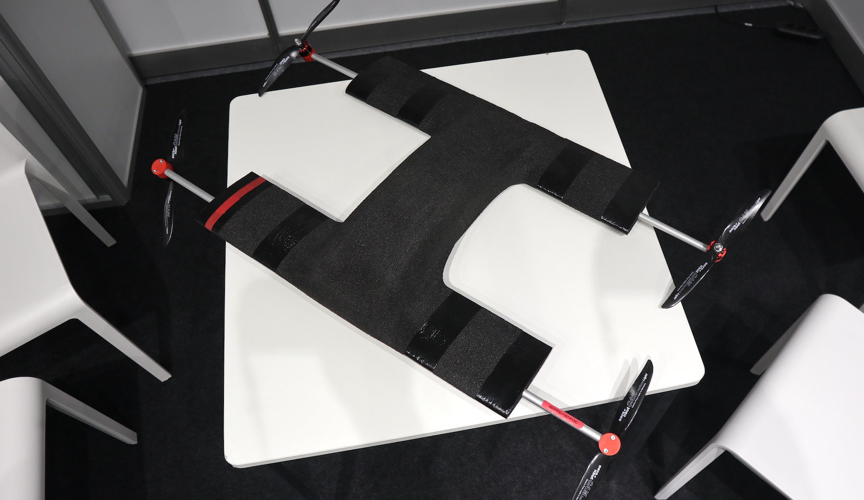 Die TC Falke besteht aus einem einzigen geschäumten Körper der sämtliche Elektronik und Payload enthält. Lediglich die Rotoren schauen heraus.