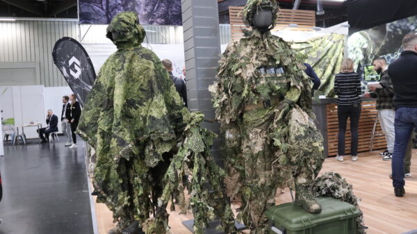 Rechts im Bild: Das Modell Pyhton von Phantomleaf. Tarntextilien aus mehreren Einzelteilen.