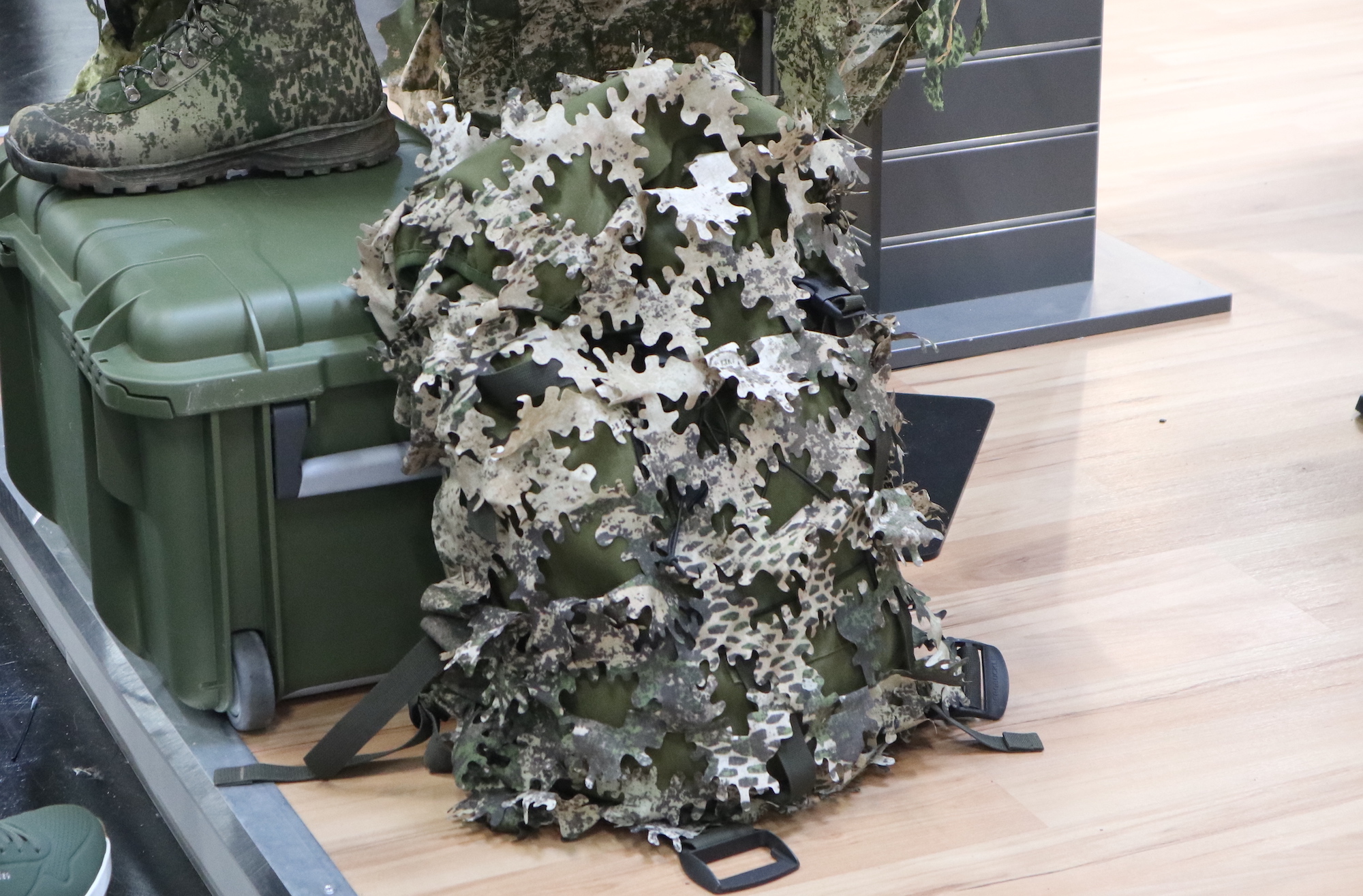 Künstliche Blätter zum Tarnen gibt es von Phantomleaf in verschiedenen Farben und Schnitten.