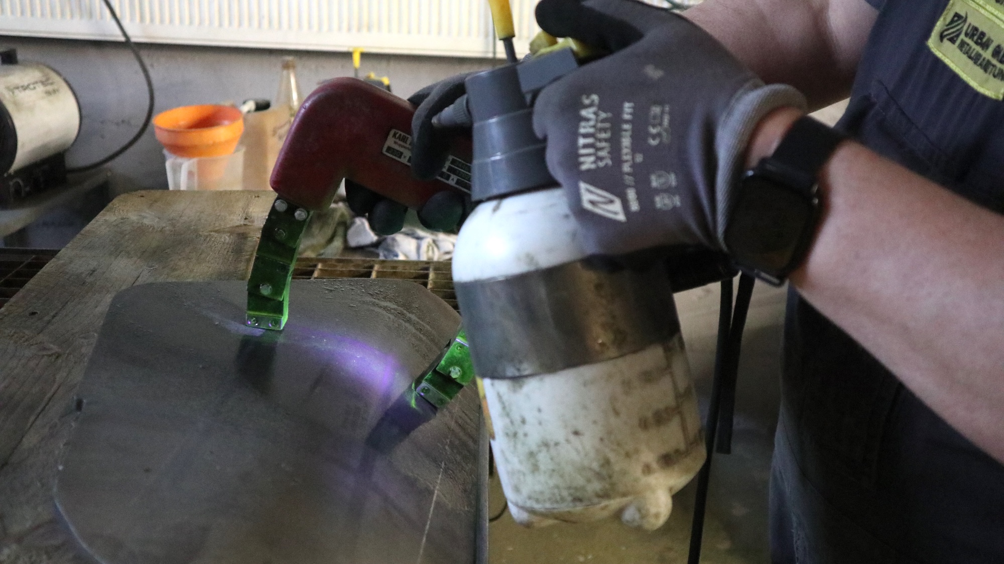 Erst unter Speziallicht und mit einem Elektromagneten können feinste Risse im Stahl sichtbar gemacht werden.