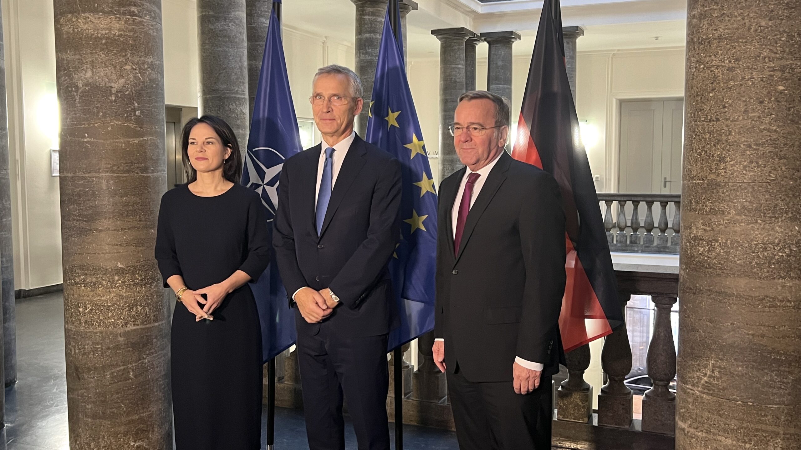 Der ehemalige NATO-Generalsekretär wurde von Verteidigungsminister Boris Pistorius und Außenministerin Annalena Bearbock zum Großen Zapfenstreich nach Berlin eingeladen.