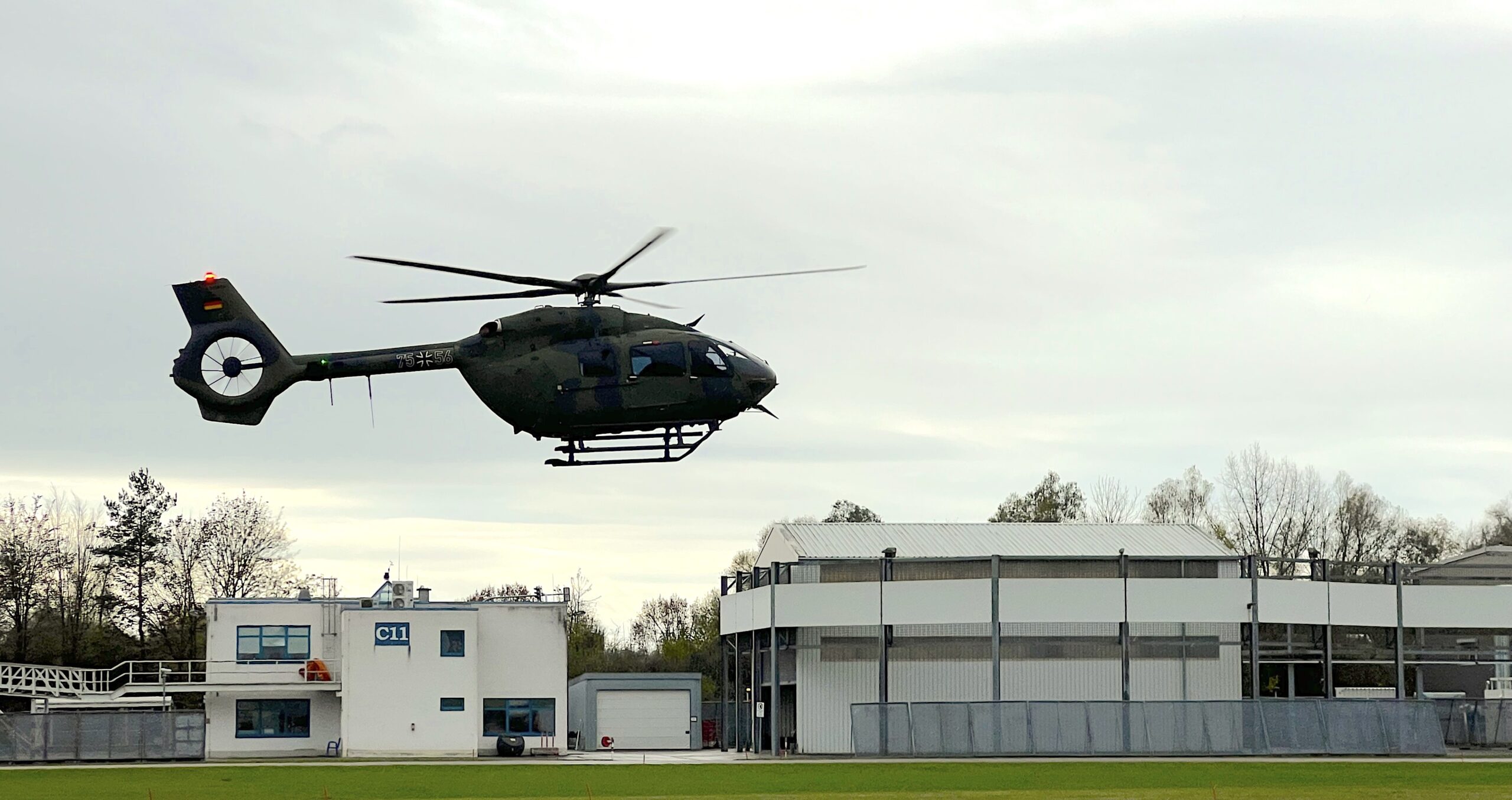 Bundesminister der Verteidigung, Boris Pistorius, hob in Donauwörth zum kurzen Rundflug mit dem neuen H145M der Bundeswehr ab.