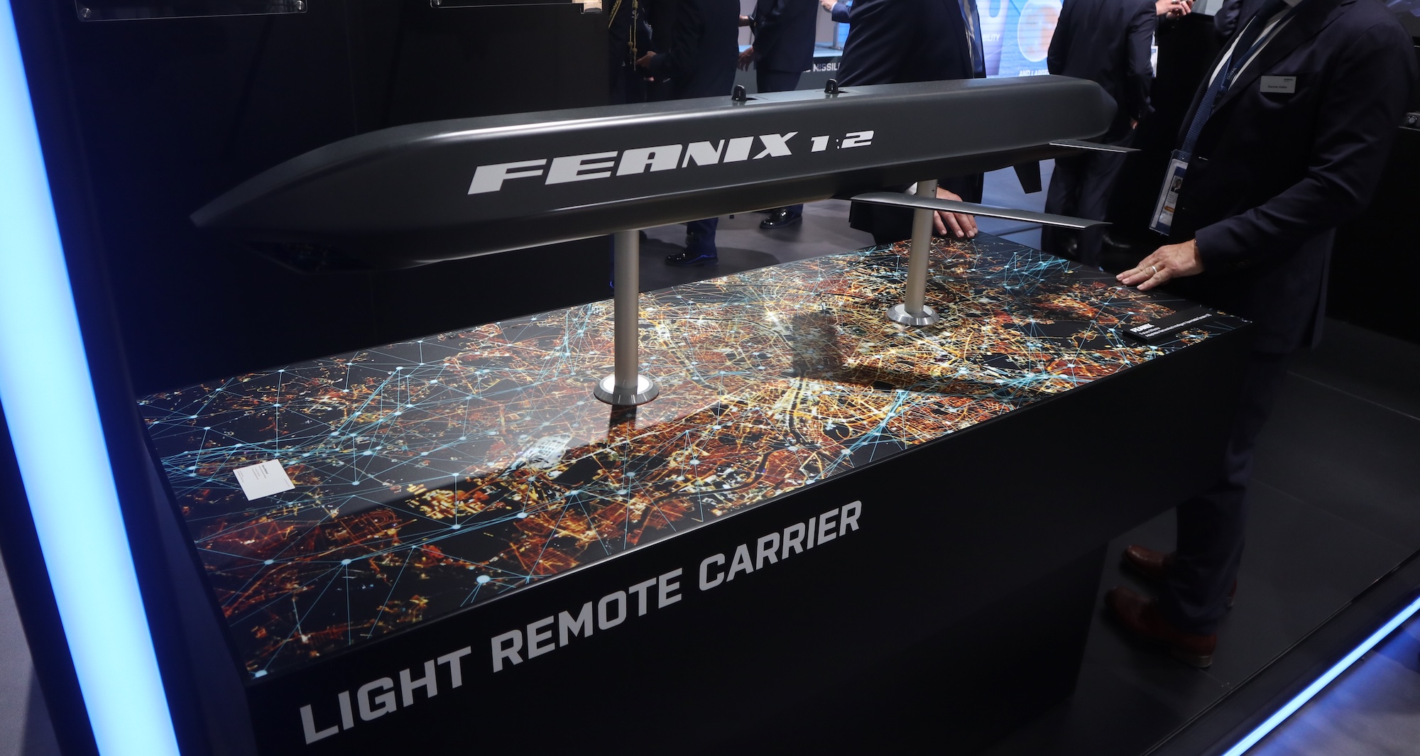 Mit dem Feanix (Future Effector Adaptable, Networked, Intelligent, Xpendable) verfügt Diehl Defence bereits über einen Remote Carrier auf dem nun aufgebaut werden kann.