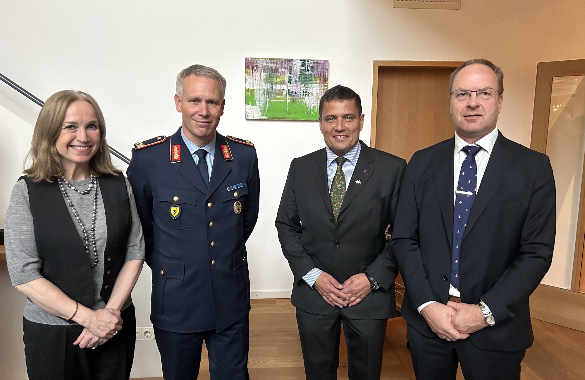Feierten die Eröffnung des neuen Büros von Kongsberg in Berlin (v. l. n. r.): die norwegische Botschafterin in Deutschland, Laila Stenseng und, Brigadegeneral Henrik Scholz, Abteilungsleiter Weiterentwicklung und Planung im Kommando Luftwaffe, sowie Oliver Dellschau und Øyvind Kolset von Kongsberg.