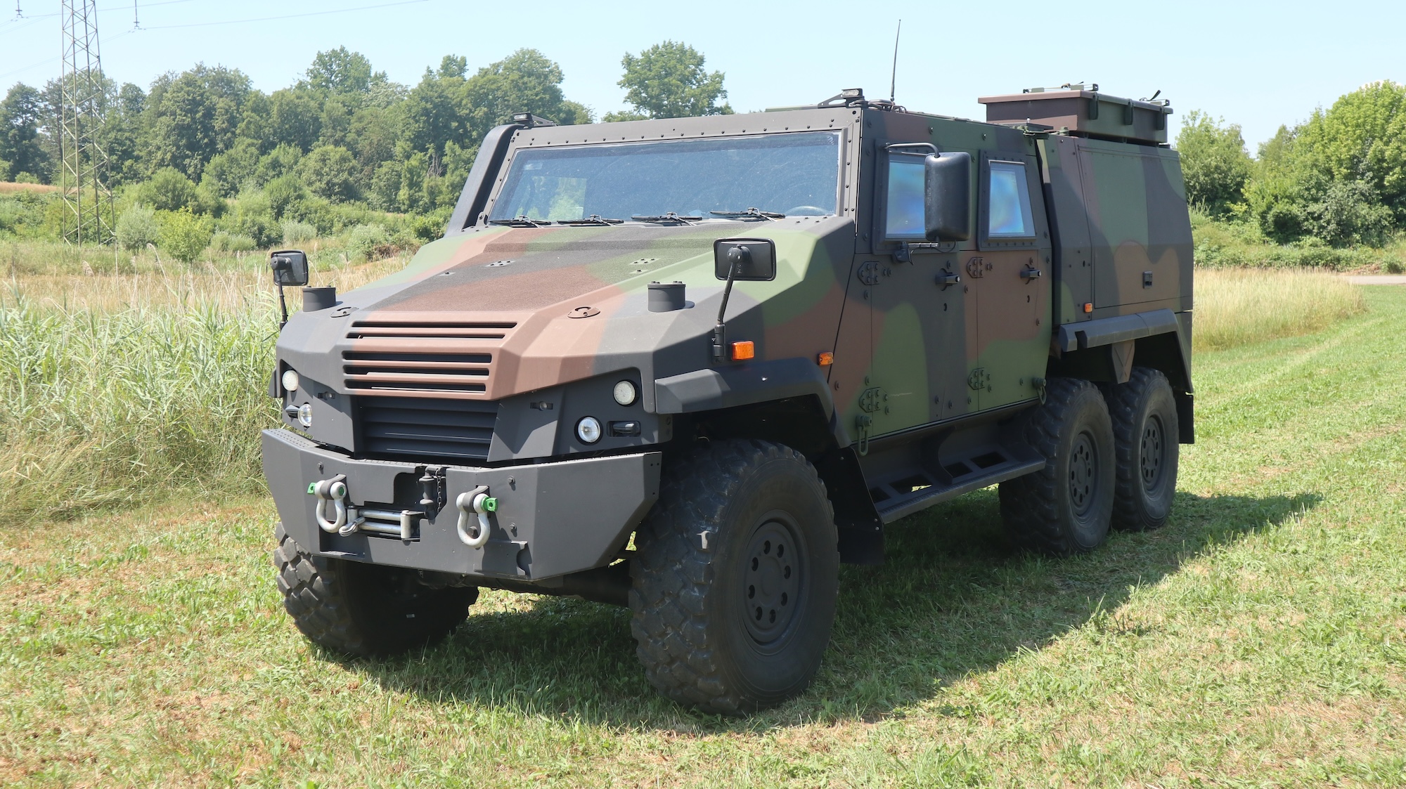 Der EAGLE 6x6 wurde auch auf dem Mobility Day in der Schweiz gezeigt – hier mit einer zusätzlichen Tür.