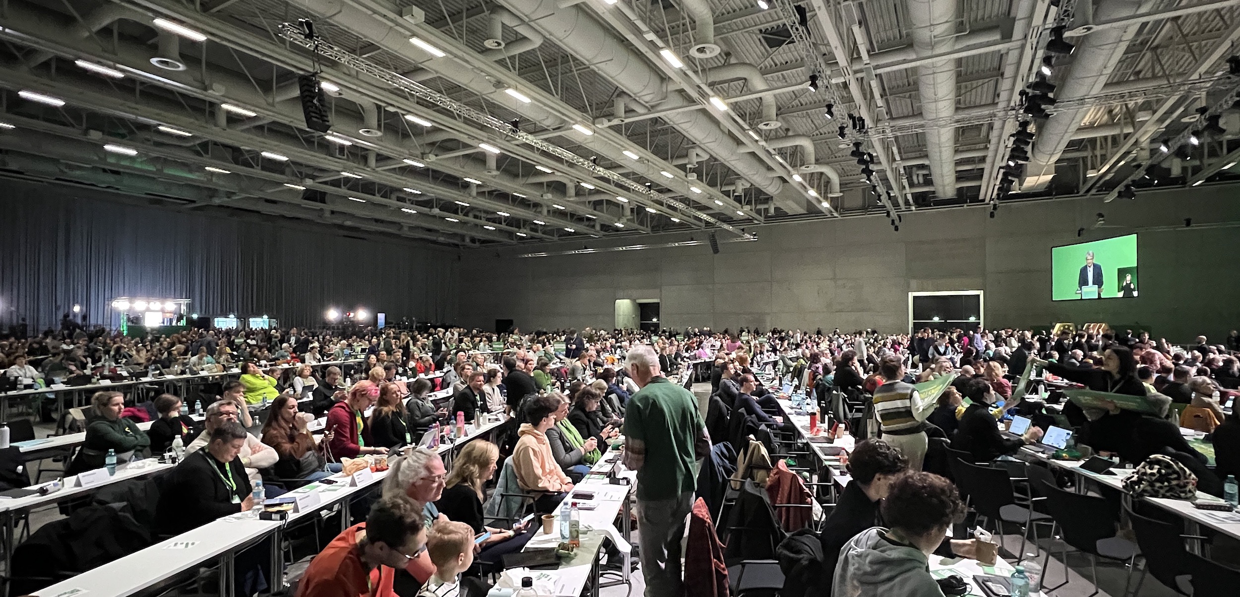 829 Delegierte aus den Kreisverbänden der Grünen waren aufgerufen, das Wajlprogramm für die Bundestagswahl 2025 zu beschließen.