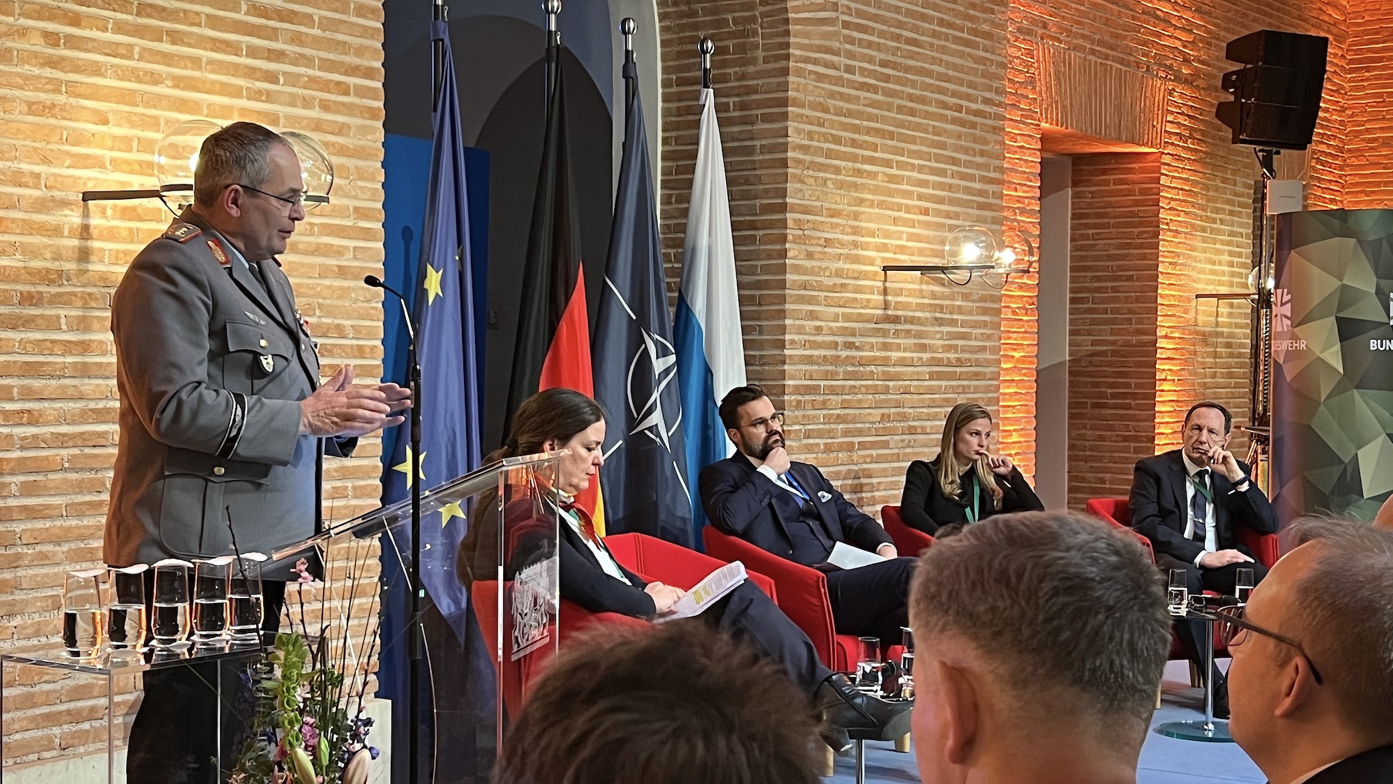 Der Inspekteur des Heeres, Generalleutnant Alfons Mais, spricht am Rande der Münchner Sicherheitskonferenz auf einer Panel-Diskussion zum Thema Drohnen.
