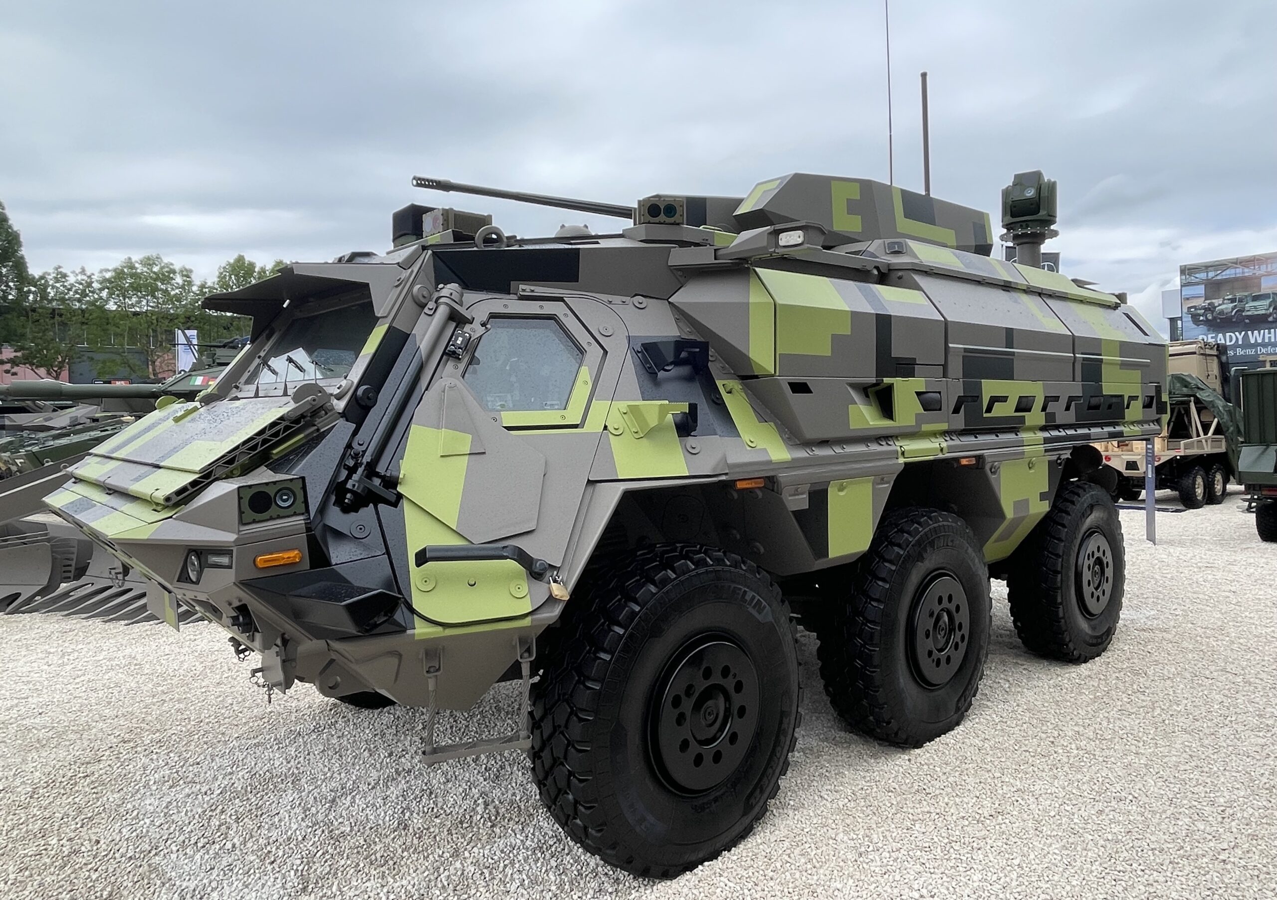 Türme für Radpanzer: TPz FUCHS Evolution mit dem LuWa-Turm am Stand von Rheinmetall. (Grafik: AF)