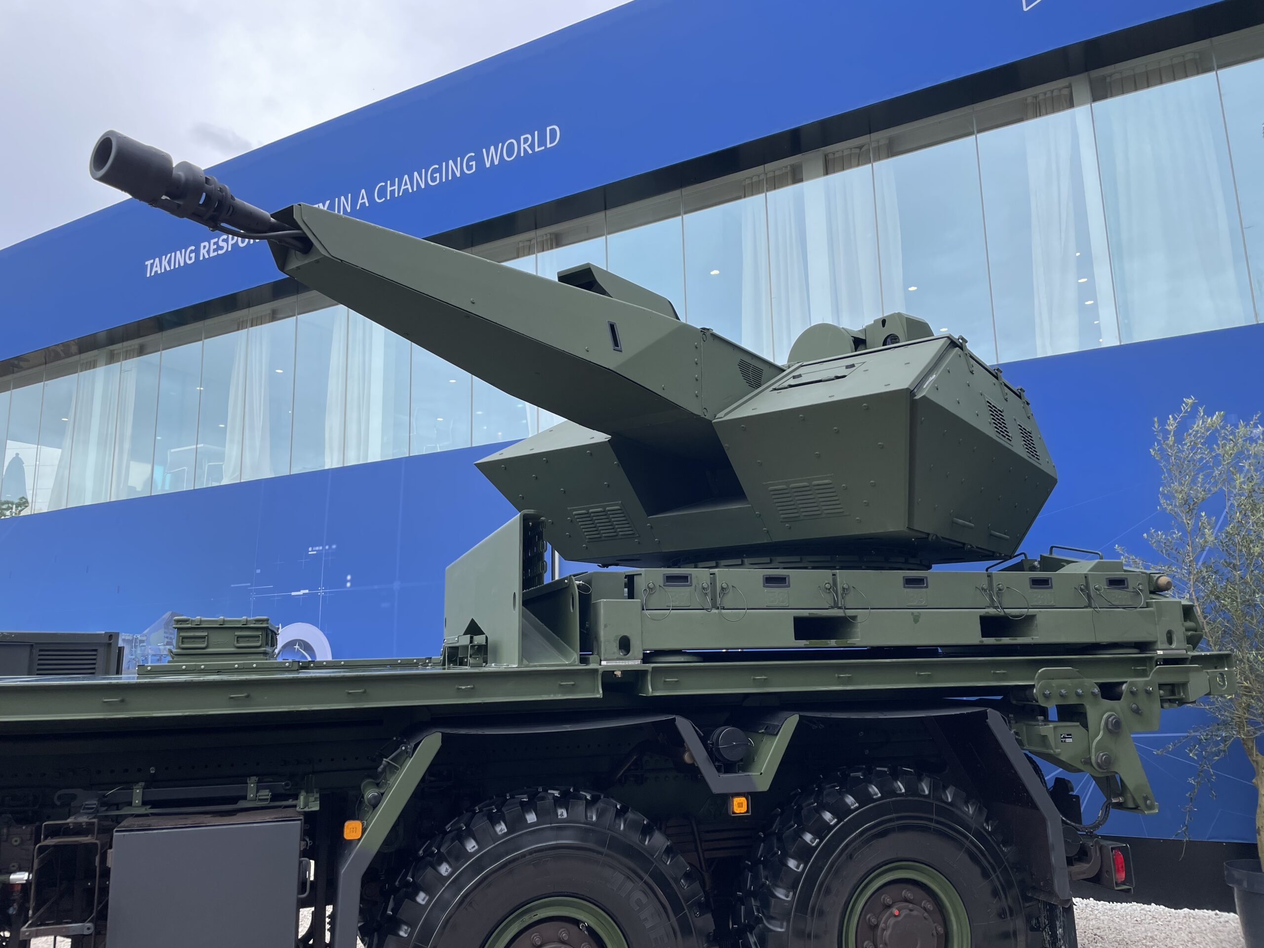 Der Skyranger-Turm auf LKW HX 8x8.