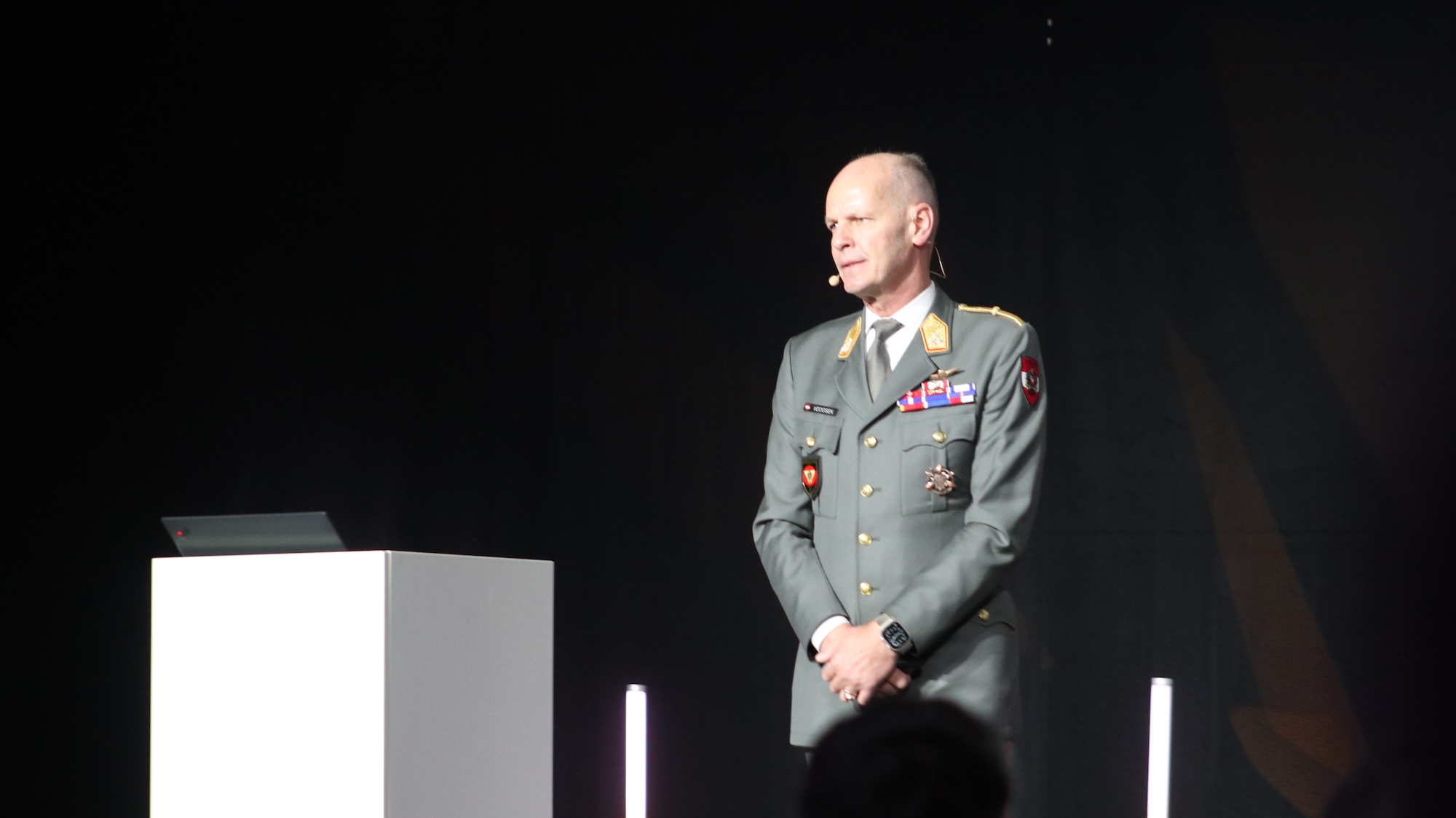 Generalleutnant MMag. Harald Vodosek, Rüstungsdirektor des Österreichischen Bundesheeres, spricht auf der Konferenz DroneVation & Defence in Wien.