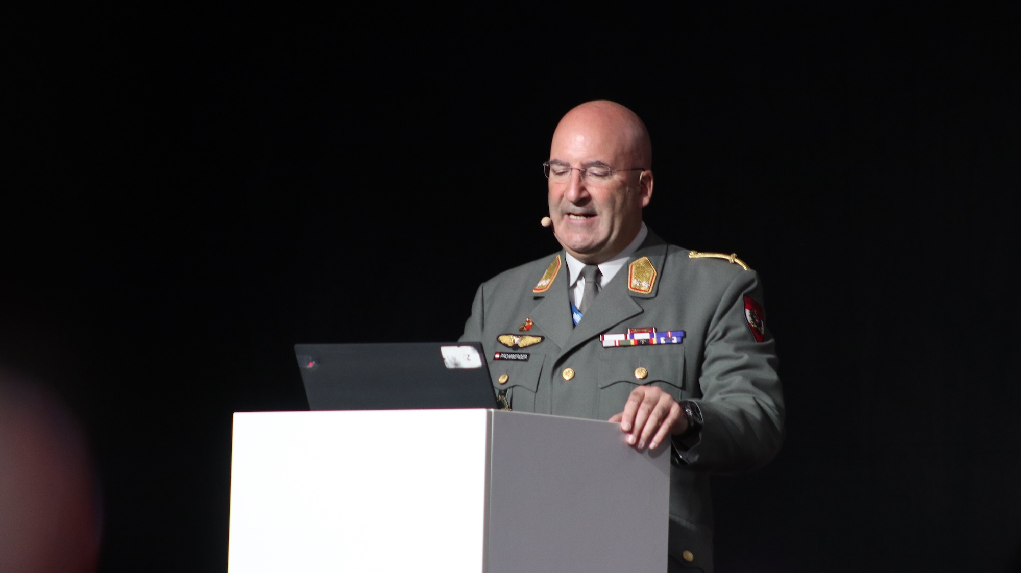 Generalmajor Gerfried Promberger, Kommandant der österreichischen Luftstreitkräfte, spricht auf der Konferenz DroneVation & Defence in Wien.