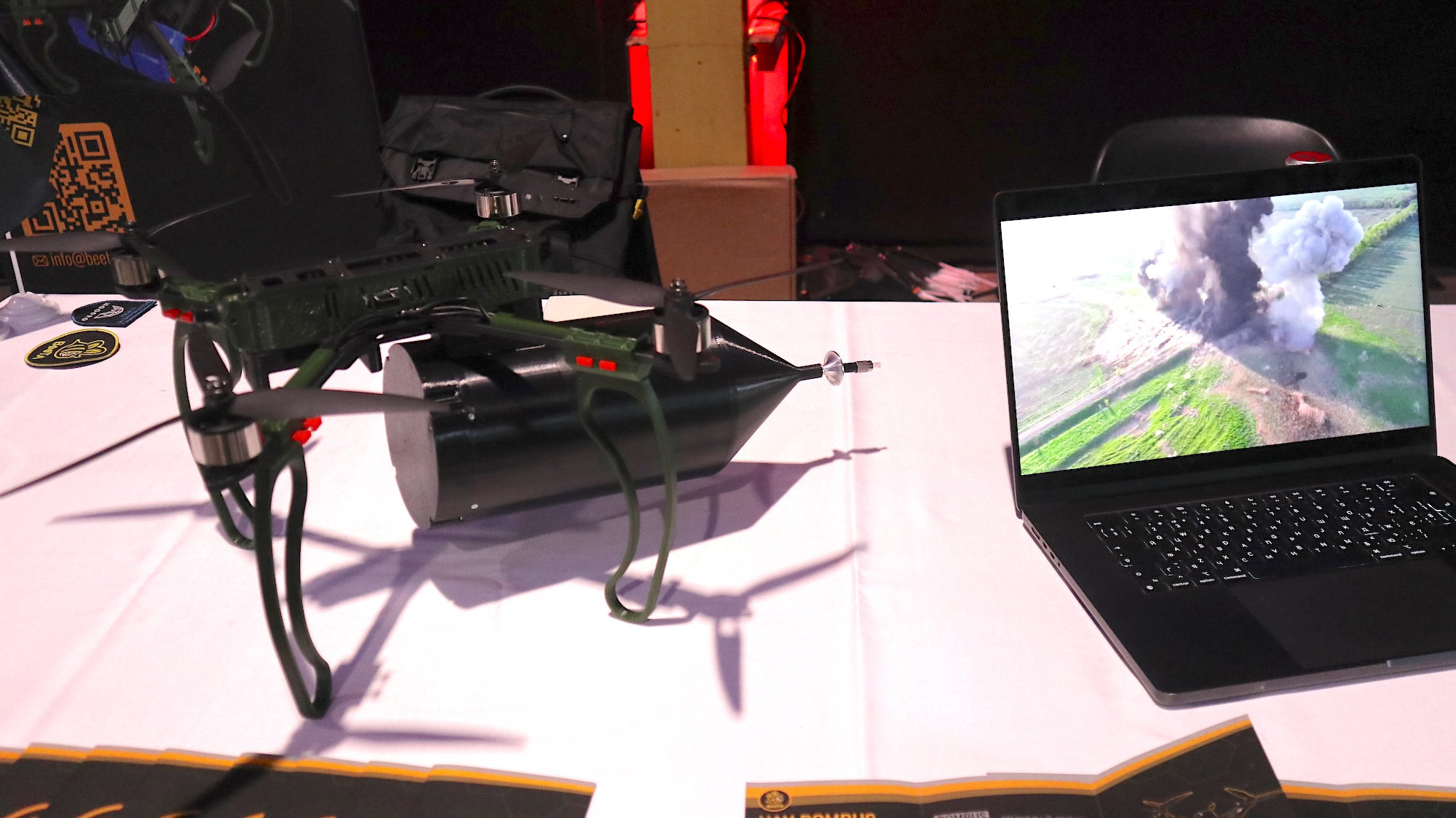 BOMBUS-Drohne und WireDO-Glasfasersystem neben Eindrücken ihrer Wirkung im Ziel.