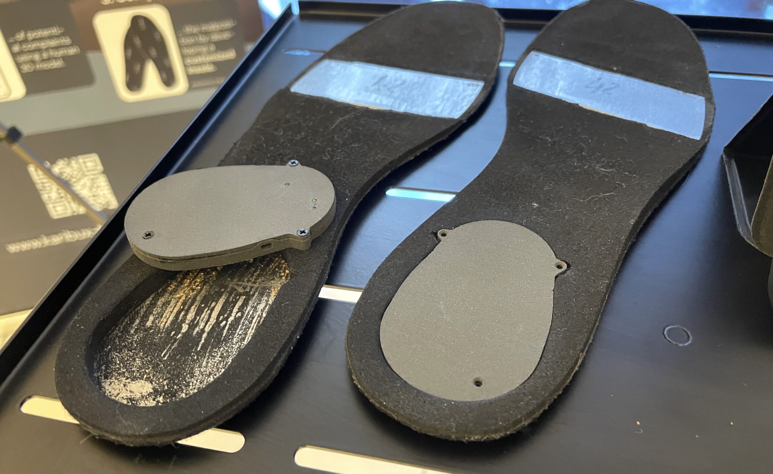 Die Einlegesohlen für den ersten Schritt, die Belastungsmessung. Hinten ist der Sensor zu erkennen. So flach wie diese Sohlen werden am Ende auch die orthopädischen Einlegesohlen auf der Oberseite sein, die Anpassung findet auf der Unterseite statt.