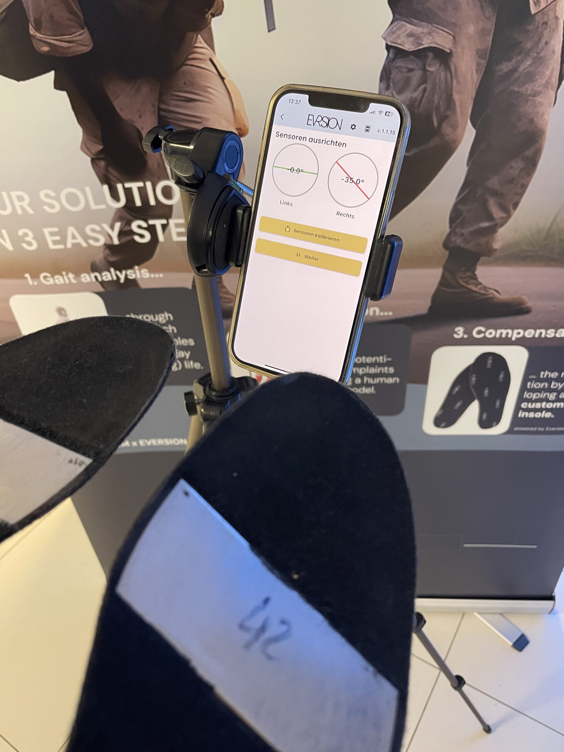 Eine App zeigt sofort eine Verkantung oder Verdrehung des Fußes an – hier natürlich übertrieben dargestellt.