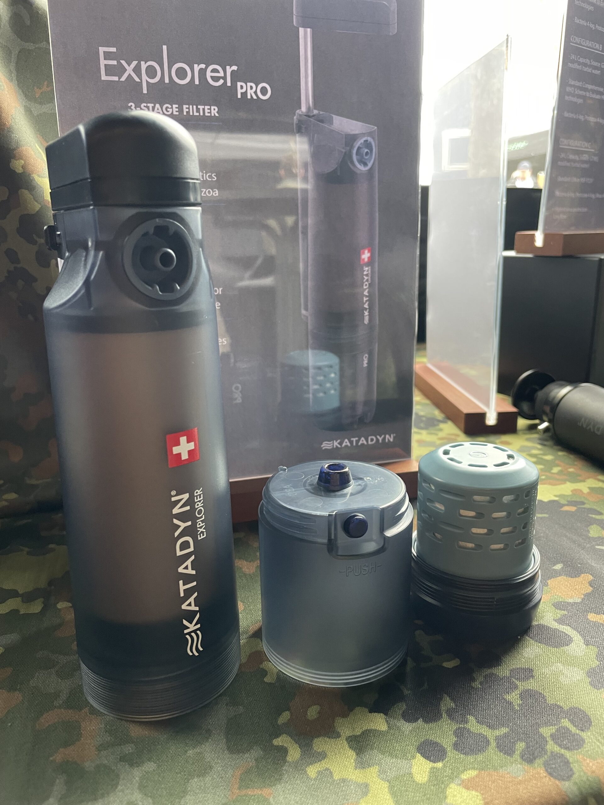 Explorer Pro mit der dritten Filterstufe als optionalen Zusatz. Hier im Bild ab- und aufgeschraubt neben der eigentlichen Flasche.