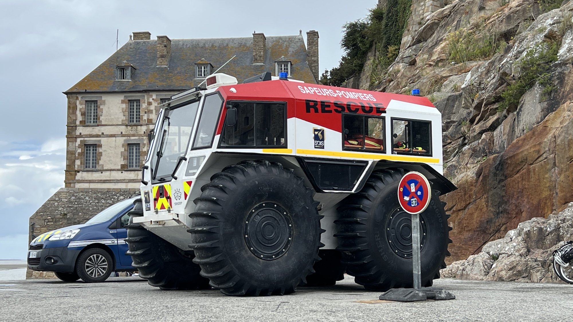 Das für Rettungsmissionen der französischen Feuerwehr beschaffte SHERP-Fahrzeug in der Normandie.