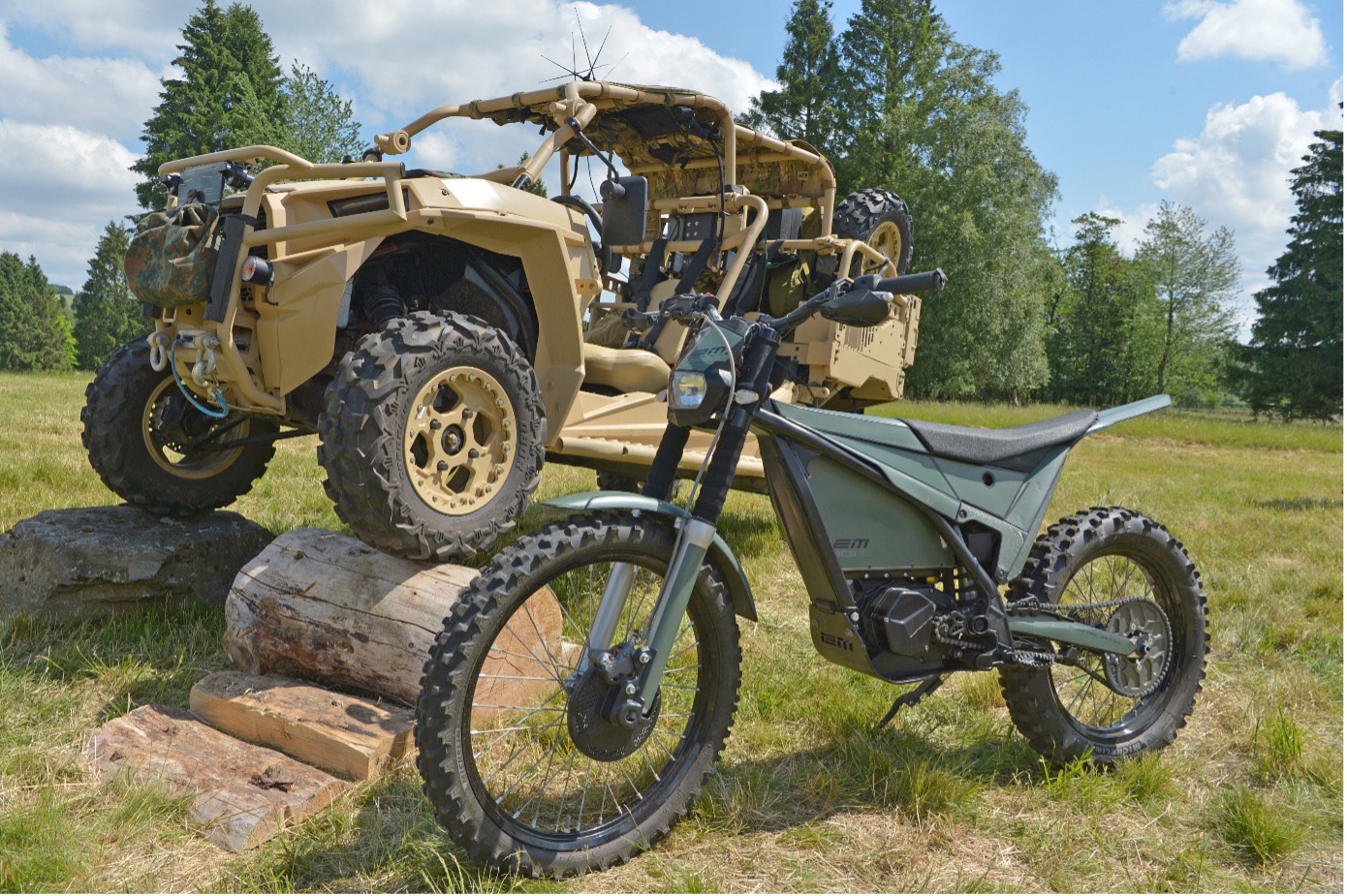 Im Vordergrund das Elektro-Bike EMU von ACS. In einer angepassten Version wurde es in die Ukraine geliefert. (Foto- Bundeswehr:Carl Schulze)