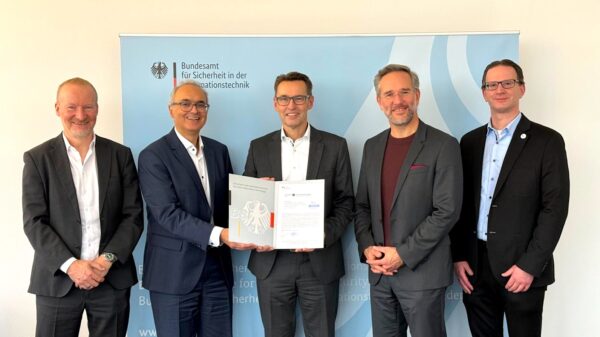 DATAGROUP mit DefenseCloud: Teilnehmende (v.l.n.r.): Joachim Rath (Geschäftsführer DATAGROUP Operations GmbH), Sandro Amendola (BSI), Hartmut Graf (Geschäftsführer DATAGROUP Business Solutions GmbH), Andreas Baresel (Vorstandsvorsitzender DATAGROUP SE), Birger Klein (BSI) Quelle: BSI