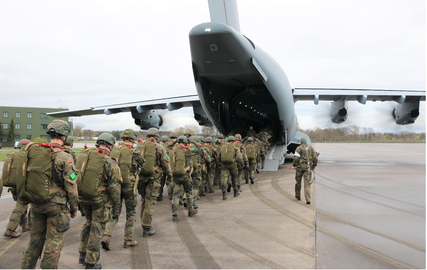 In vier Sprungreihen wird der A400M des Lufttransportgeschwaders 62 aus Wunstorf auf dem Flugplatz Celle besetzt. (Foto- Heer)