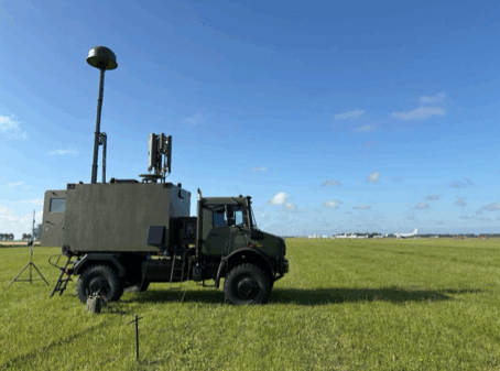 In weniger als fünf Minuten einsatzbereit- AARTOS Shelter Lösung auf Basis eines Mercedes-Benz Unimog, inklusive Radar, Kamera und Jammer. (Foto- Aaronia)