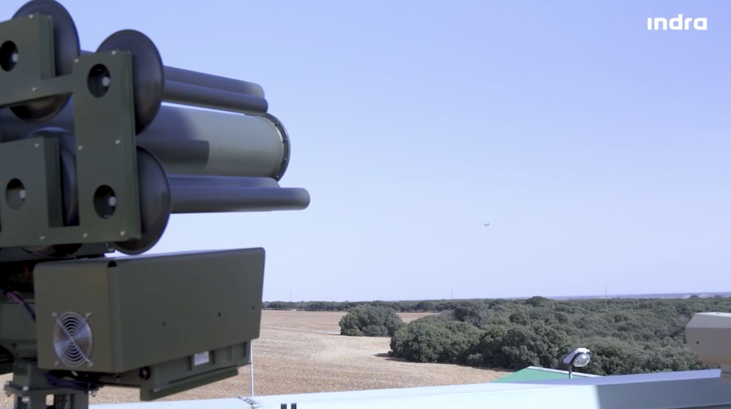 Indras Drohnenabwehr-Lösung CROW zum Schutz von militärischen oder zivilen Einrichtungen.