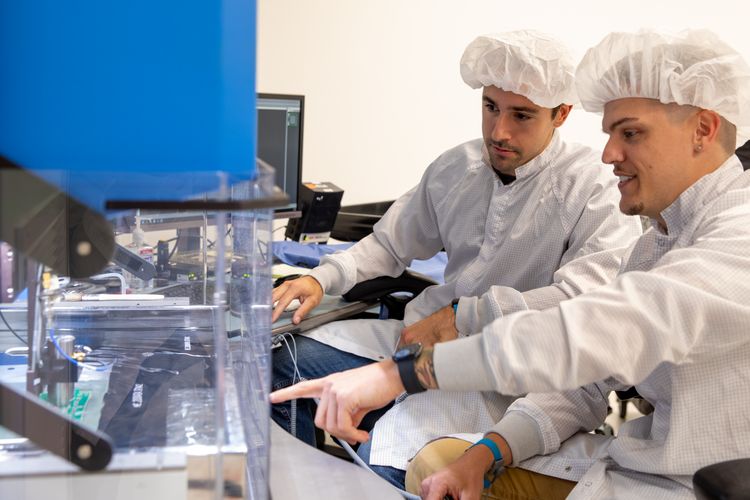 Ingenieure in Northrop Grummans SALT-Anlage nutzen hochpräzise Fertigungshardware für die schnelle Montage von Nutzlastkomponenten bei gleichzeitiger Wahrung eines Qualitätsvorsprungs