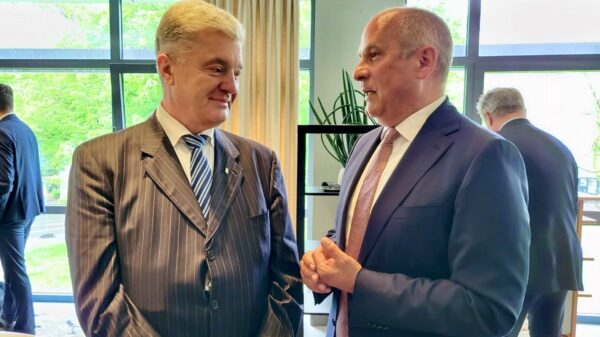 NATO-Ukraine-Treffen: Innenminister Roman Poseck im Gespräch mit Petro Poroschenko.