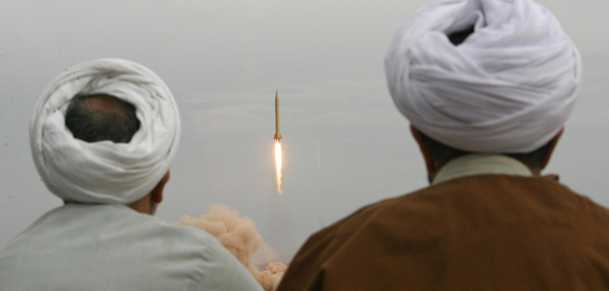 EMP-Programm - Iranische Raketen: Iranische Geistliche beobachten den Staret einer ballistischen Langstreckenrakete vom Typ Shahab-3.