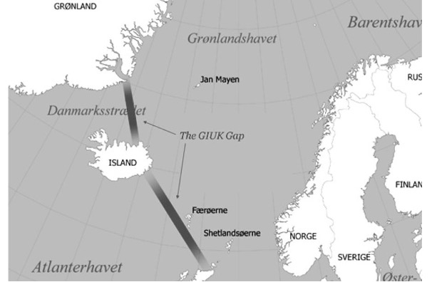 Die Sicherheitslage in der Arktis und im Nordatlantik (wie auf der Karte dargestellt) sowie die transatlantische Kommunikation sind ebenfalls von großer Bedeutung für NORDEFCO. Mit Langstreckendrohnen und einem Luftwarnradar auf den Färöer-Inseln soll die Überwachung des GIUK Gap, zweier strategisch wichtiger Abschnitte in den Meeresgebieten zwischen Grönland, Island und dem Vereinigten Königreich, verstärken. Auch Norwegen bemüht sich um eine verstärkte Überwachung der Seegebiete im hohen Norden mit Langstreckendrohnen. (Karte: Universität Kopenhagen)