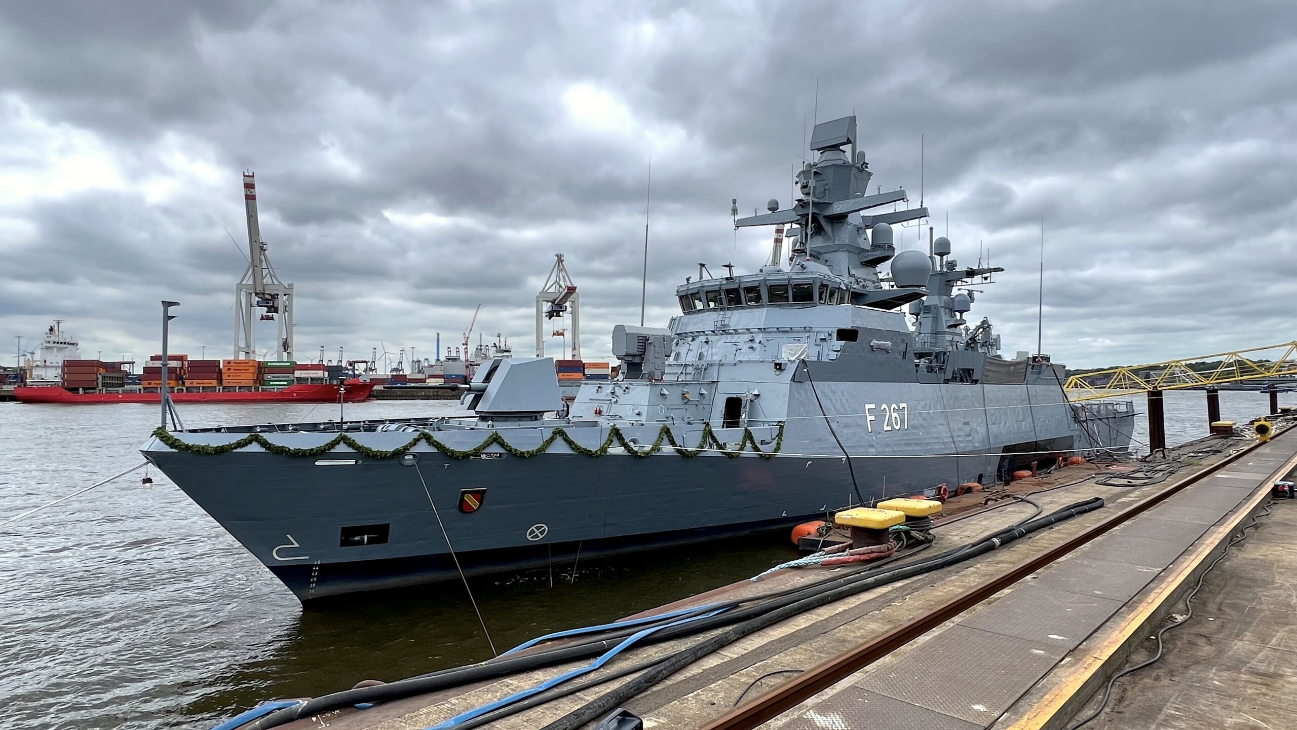 Auf den Namen Korvette Karlsruhe F 267 wurde heute dieses "schöne graue Schiff" getauft.
