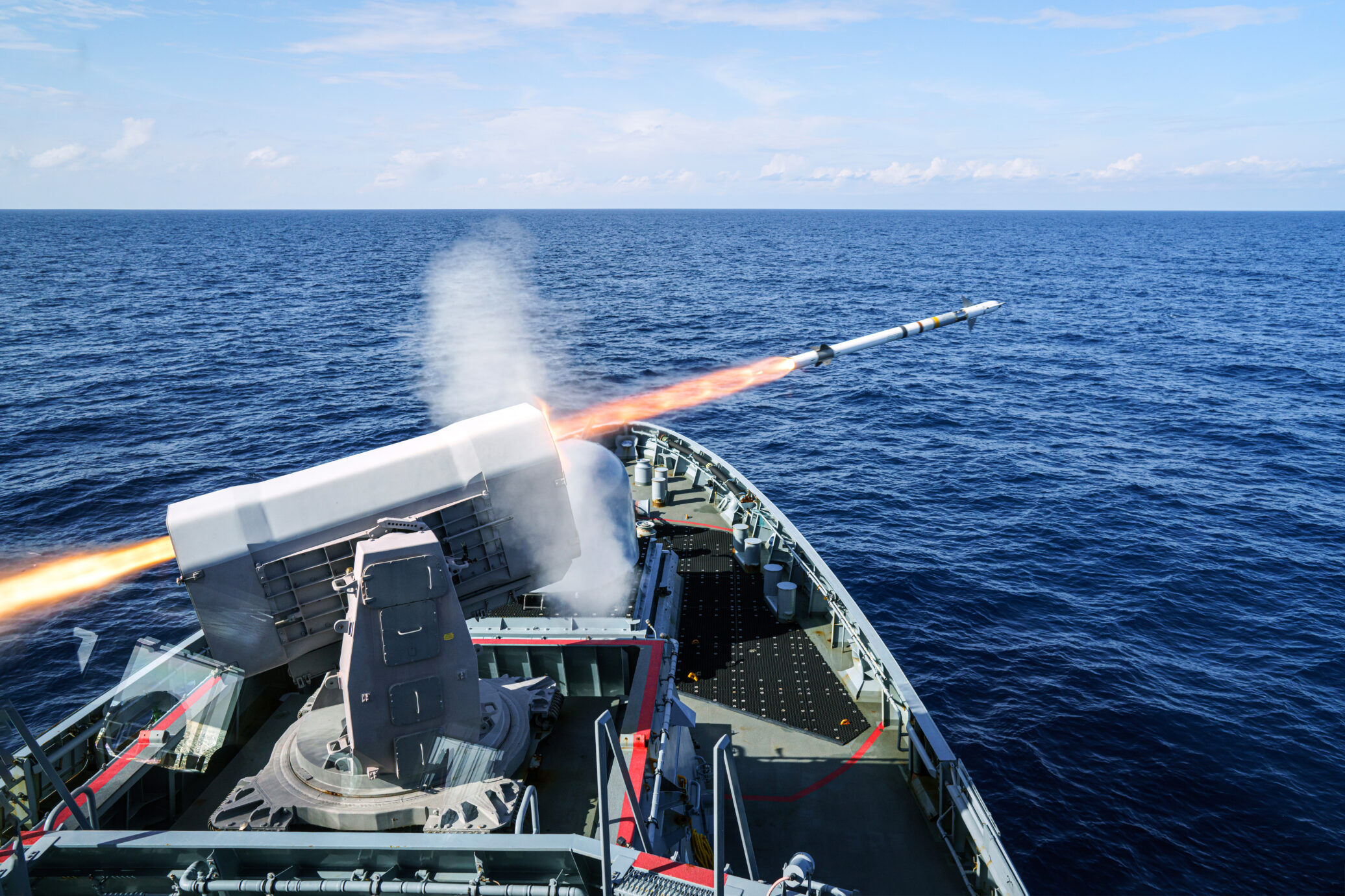 Die Korvette OLDENBURG verschießt einen Luftziel-Flugkörper RAM (Rolling Airframe Missile) aus dem vorderen Launcher während einer MISSILE FIRING EXERCISE in der Souda Bay vor Kreta in Griechenland. Foto: Bundeswehr / Nico Theska