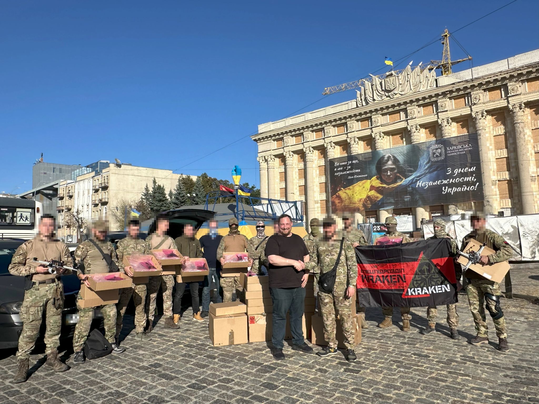 Der Gründer, Geschäftsführer & Chefkonstrukteur der Donaustahl GmbH, Stefan Thumann, übergibt die erste Lieferung an Vertreter der ukrainischen Spezialeinheit KRAKEN.