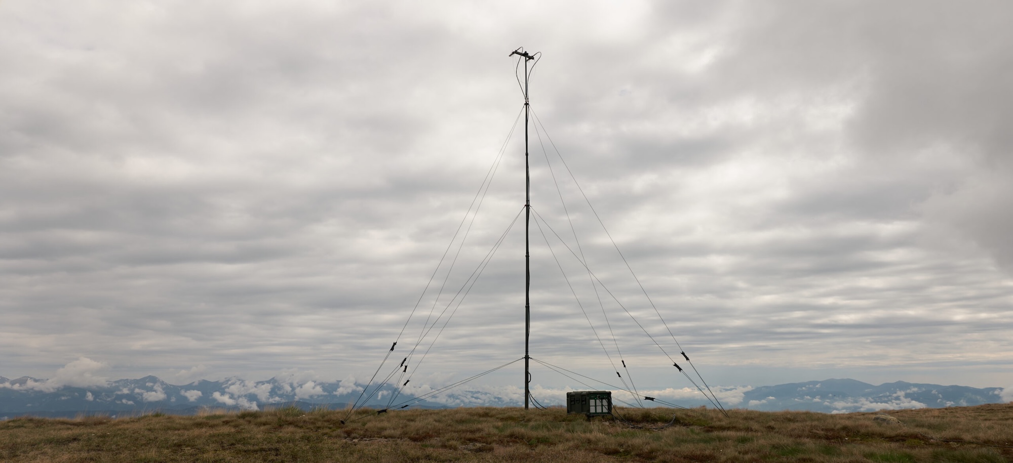 Der Aufbau ist für beide vorgestellten Systeme gleich: Ein 10-Meter-Mast plus Stromquelle.