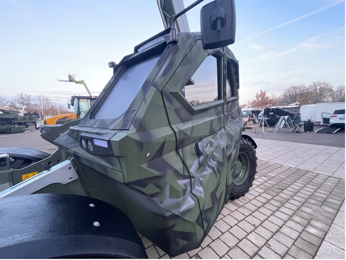 Leichte, adaptive ballistische Schutzkabine von Hintsteiner Defence für Standard-Arbeitsfahrzeuge von Liebherr.