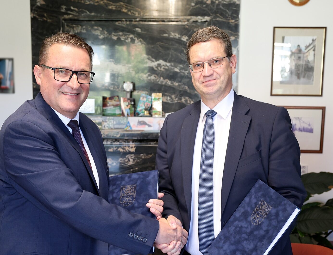 Lubor Koudelka, Director General of the Armaments and Acquisition Division of the Ministry of Defence of the Czech Republic und Dr. Björn Bernhard, Geschäftsfüher der Rheinmetall Landsysteme bei der Vertragsunterzeichnung
