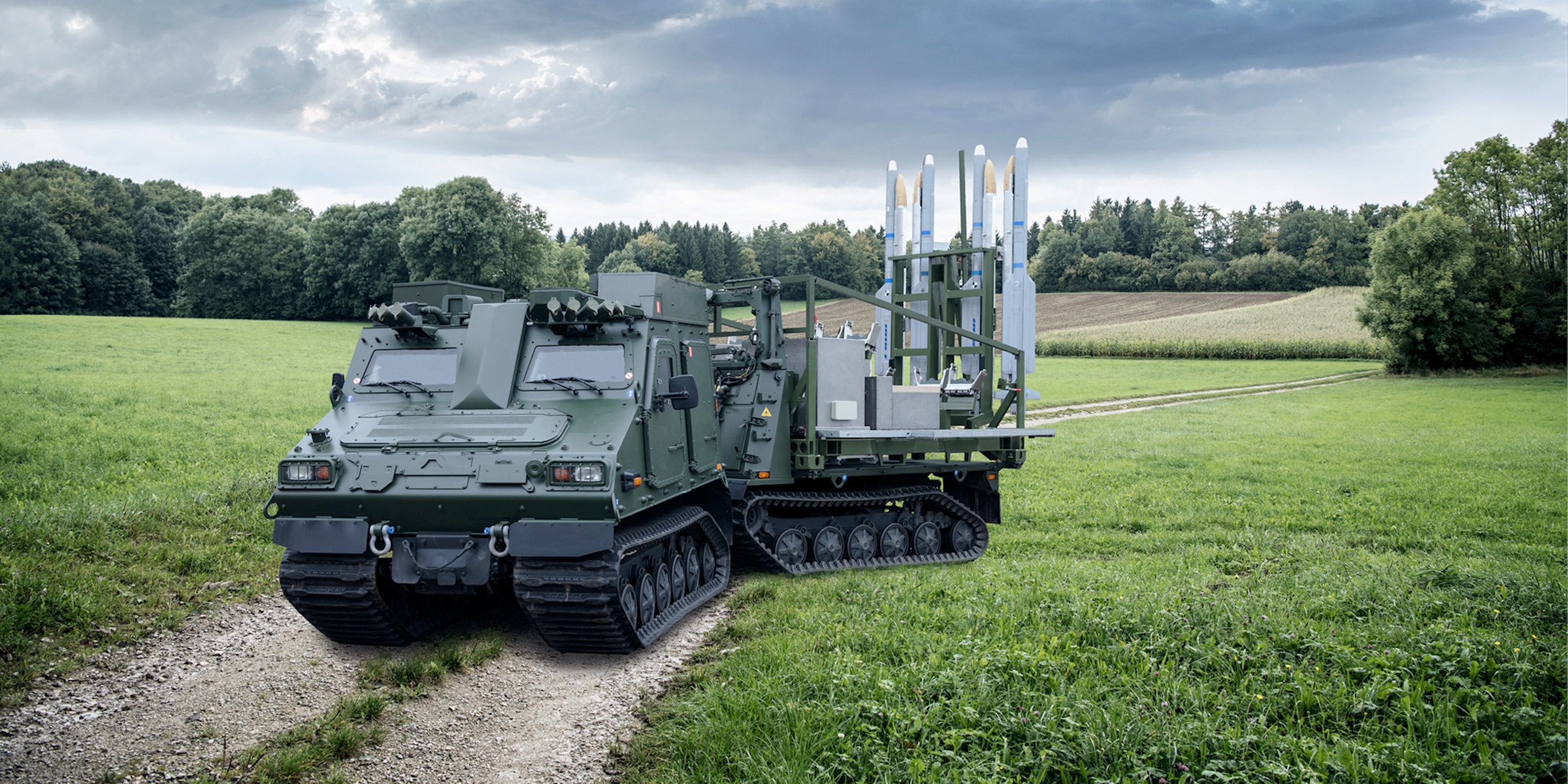 Der modulare Aufbau lässt sich leicht auf verschiedensten Plattformen integrieren. Hier eine IRIS-T SLS Version auf Hägglunds-Trägerfahrzeug.