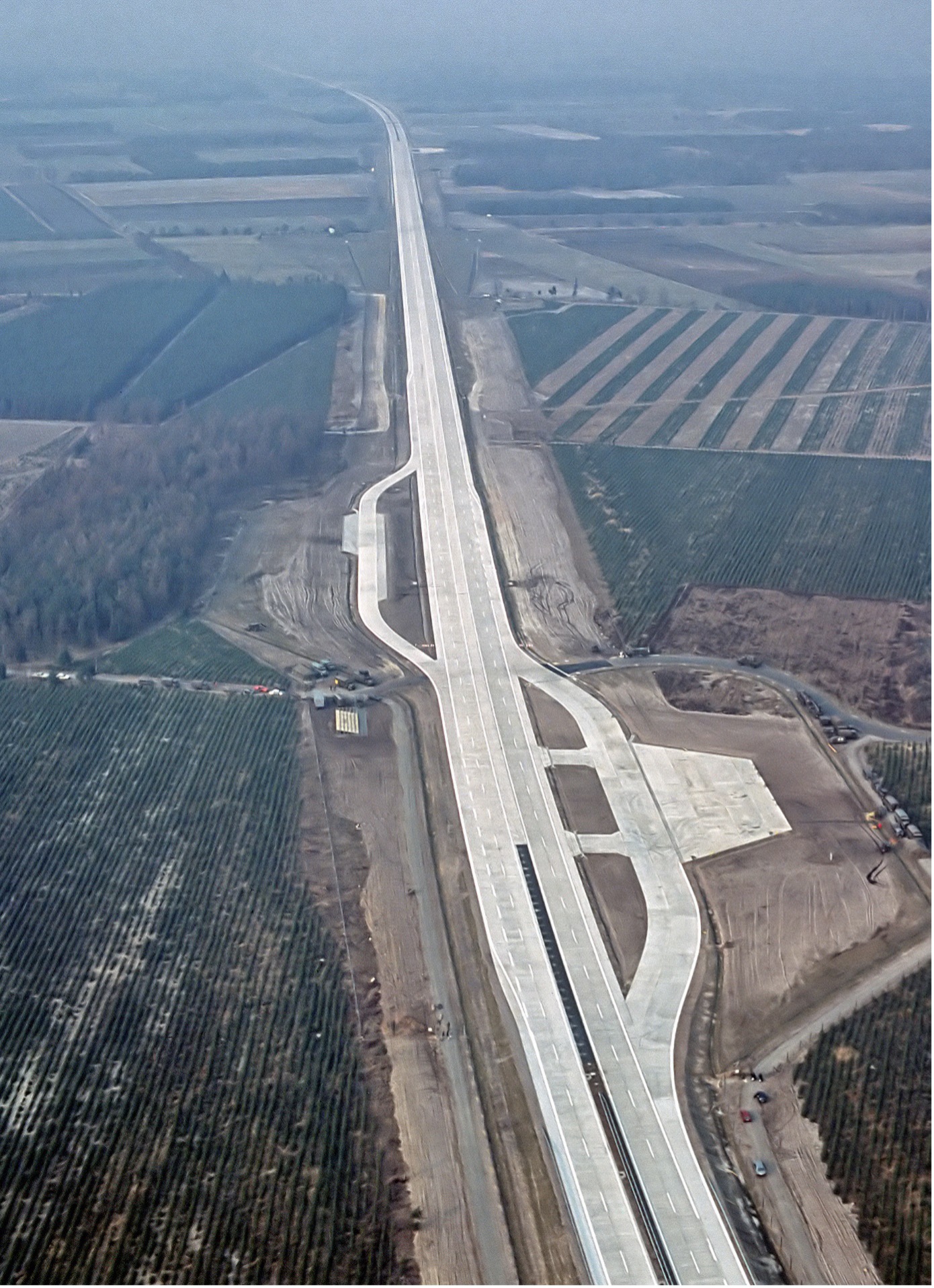 Luftbild der Bundesautobahn A29 in der Nähe von Ahlhorn im Jahr ihrer Fertigstellung. Im Rahmen der Nato-Übung Highway 84 wurde der Notlandeplatz genutzt. (Foto- USAF)