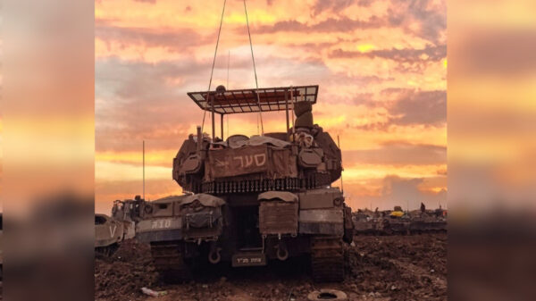 Cope Cages – Ein israelischer MERKAVA-Kampfpanzer mit Drohnenschutznetz.
