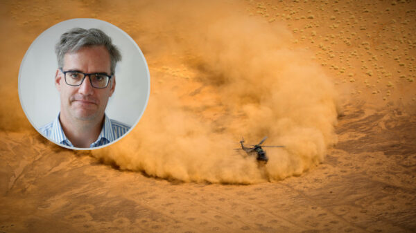 Ulf Laessing von der Konrad Andenauer Stiftung (KAS) ist Experte für die Sahelzone; Mehrzweckhubschrauber NH-90 landet zum Absetzen eigener Teile in der Wüste von Nordmali im Rahmen des Einsatzes MINUSMA in Mali.