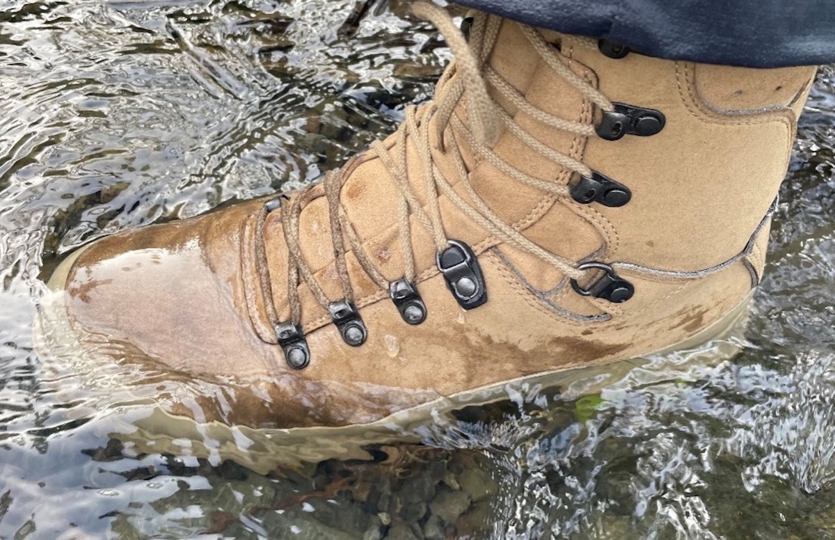 Meindl Kampfstiefel beim Gewässertest. Ein Vorteil soll die geringere Feuchtigkeitsaufnahme sein. (Foto- AF)